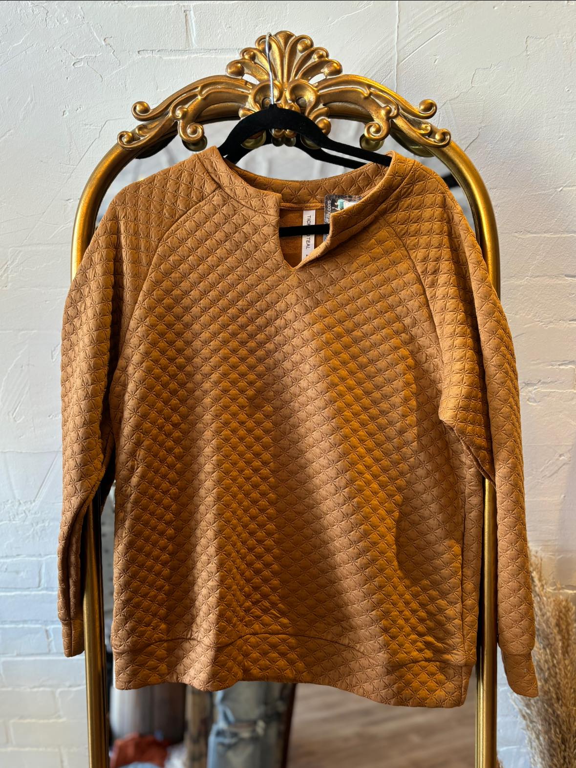 Split Neck Pattern Quilted Pullover